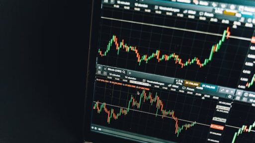 Illustration explaining stock anticipated moves and the role of implied volatility in options pricing.